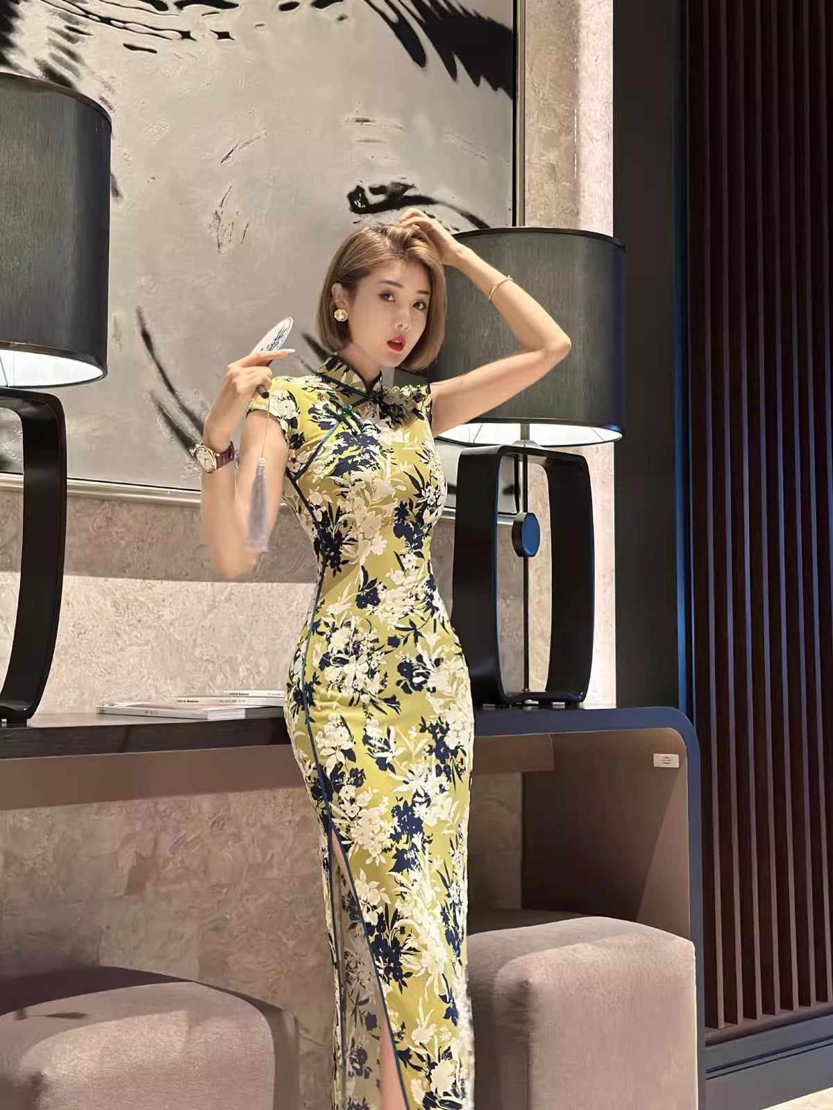 Yellow cheongsam. Floral short-sleeved cheongsam.