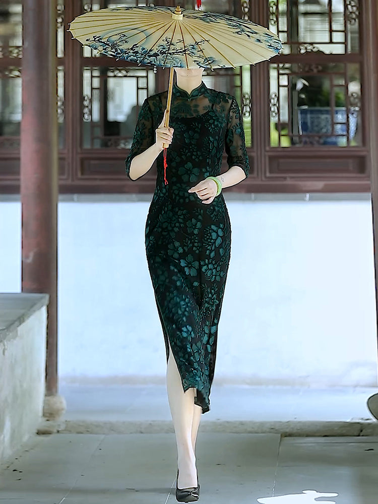 Traditional Chinese lace cheongsam. Modern Cheongsam. Elegant evening dress.