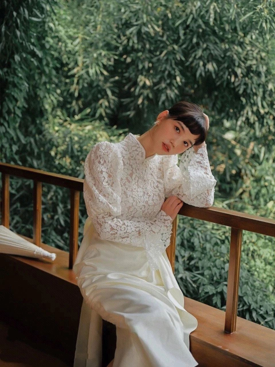 Traditional Chinese white cheongsam wedding dress.