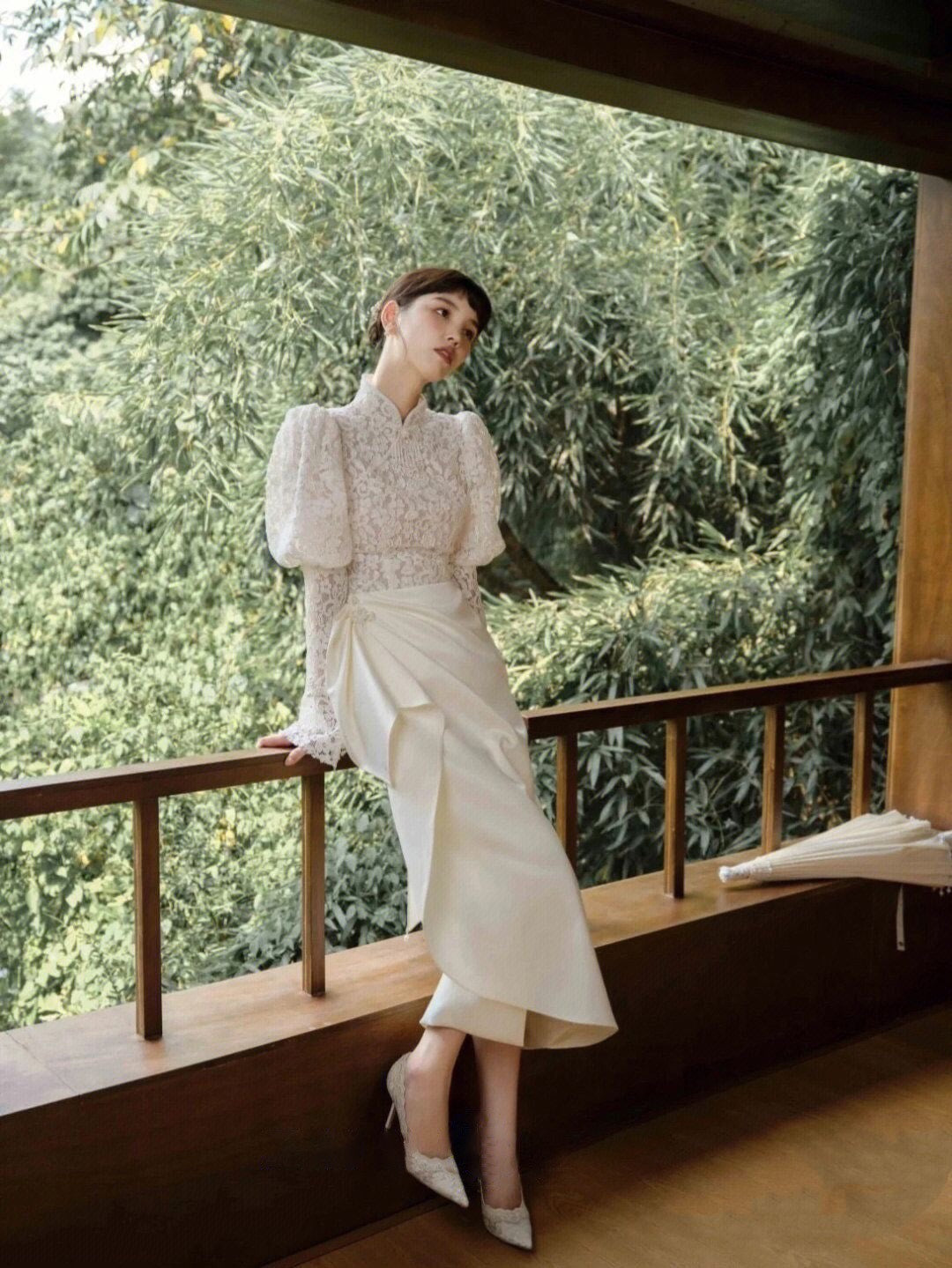 Traditional Chinese white cheongsam wedding dress.