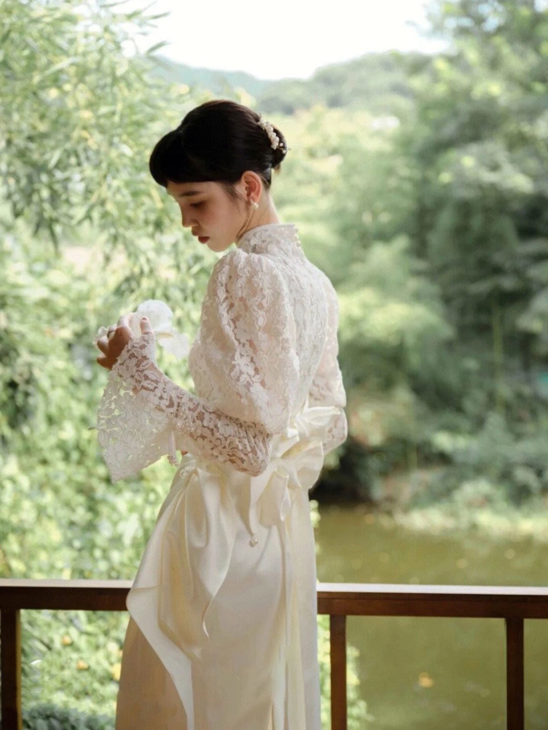 Traditional Chinese white cheongsam wedding dress.
