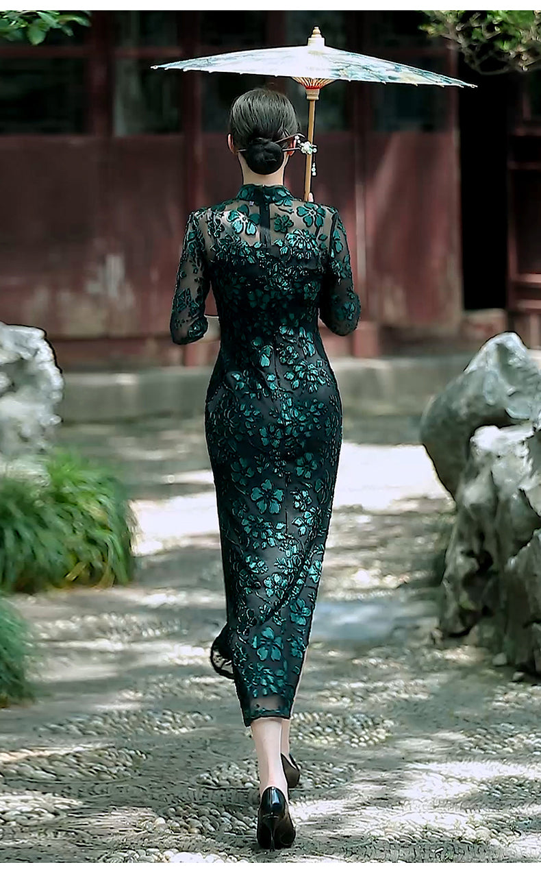 Traditional Chinese lace cheongsam. Modern Cheongsam. Elegant evening dress.