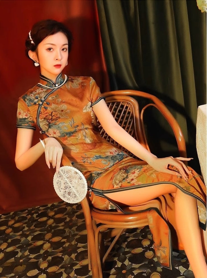 Yellow Chinese short-sleeved cheongsam. Retro cheongsam.