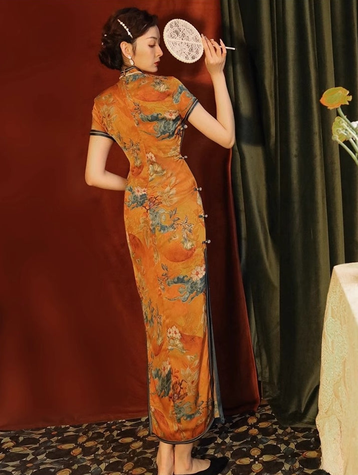 Yellow Chinese short-sleeved cheongsam. Retro cheongsam.