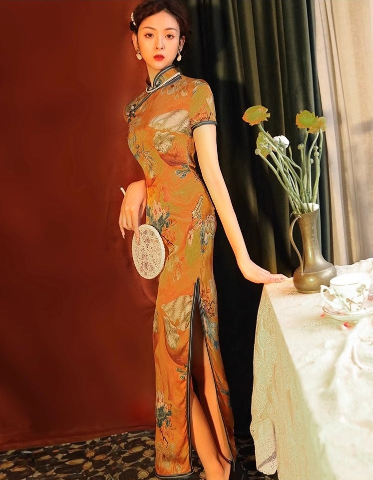 Yellow Chinese short-sleeved cheongsam. Retro cheongsam.