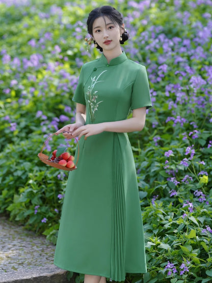 Green A-line cheongsam. Short sleeve cheongsam.