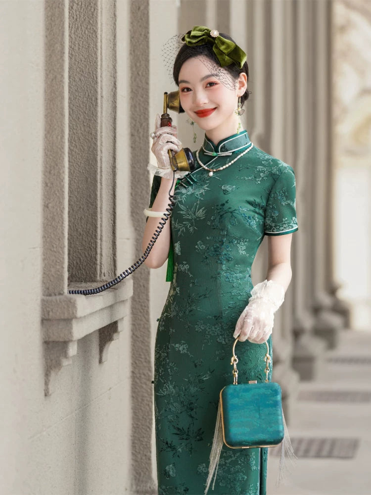 Short-sleeved green modern qipao gown