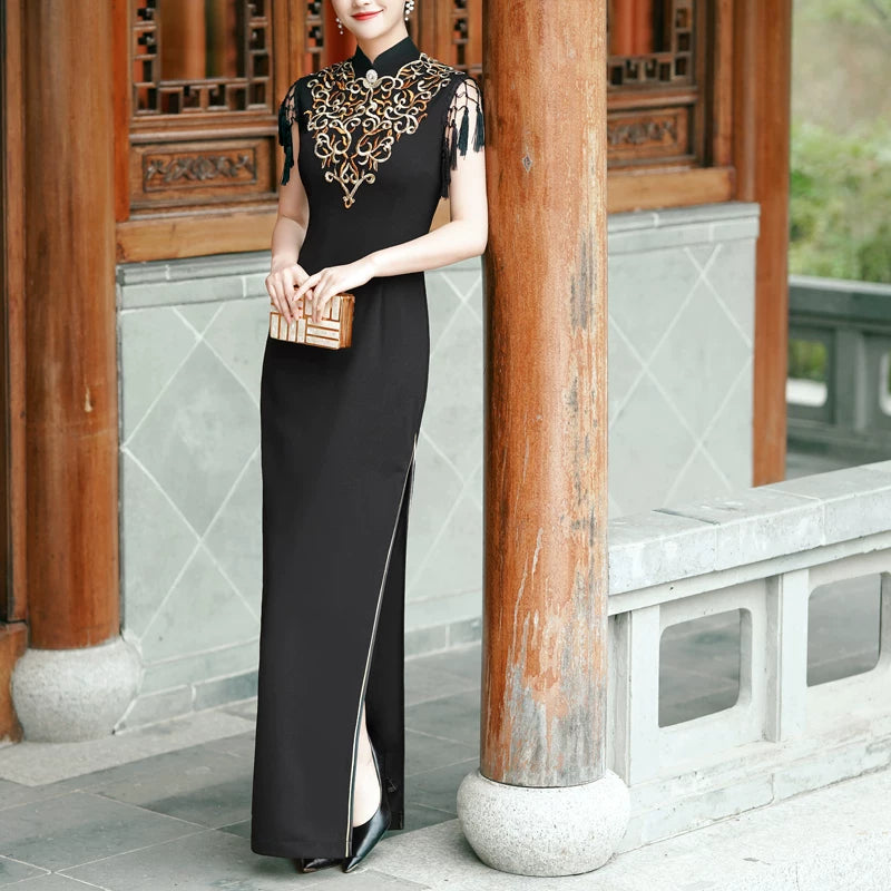 Traditional black sleeveless qipao