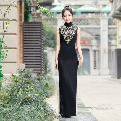 Traditional black sleeveless qipao