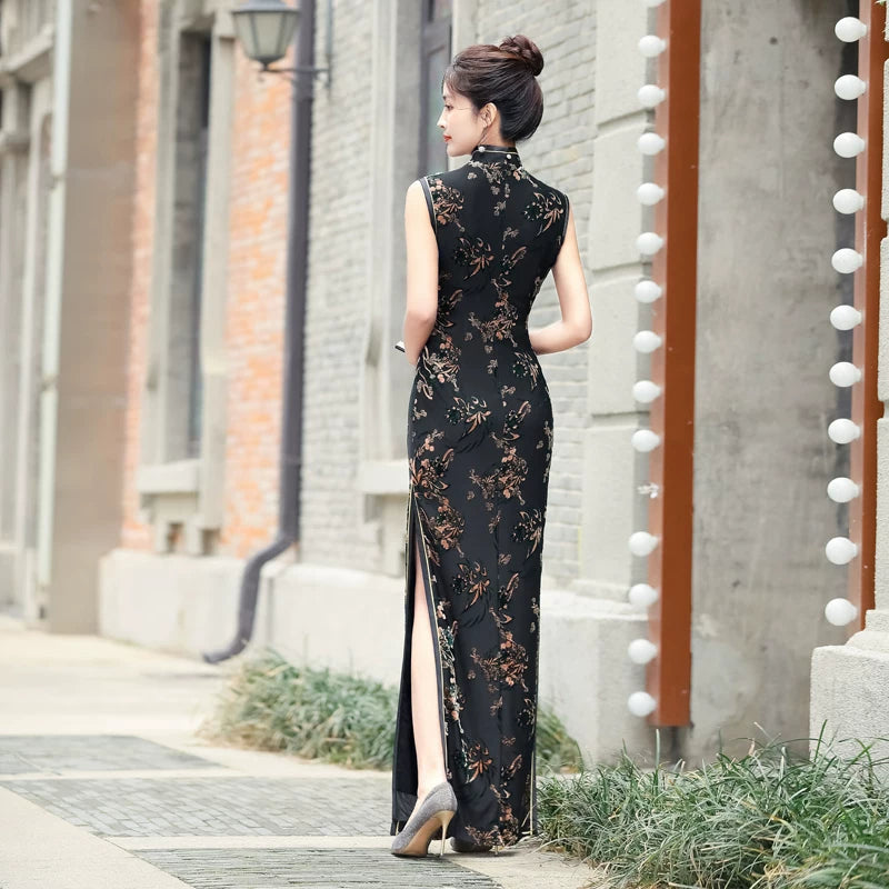 Black sleeveless traditional qipao gown