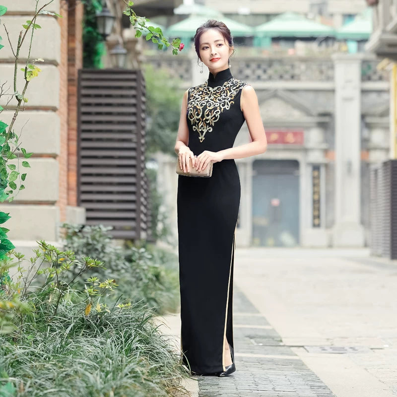 Traditional black sleeveless qipao