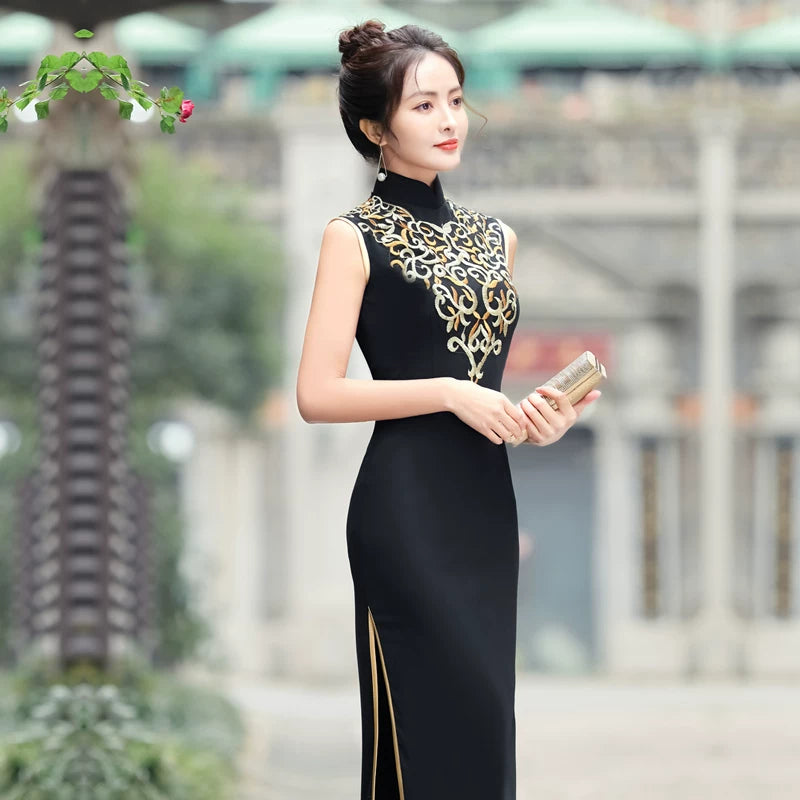 Traditional black sleeveless qipao