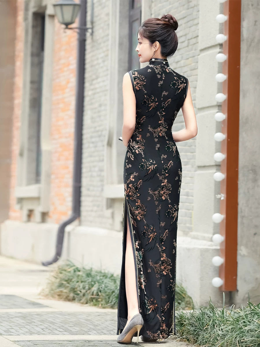 Black sleeveless traditional qipao gown