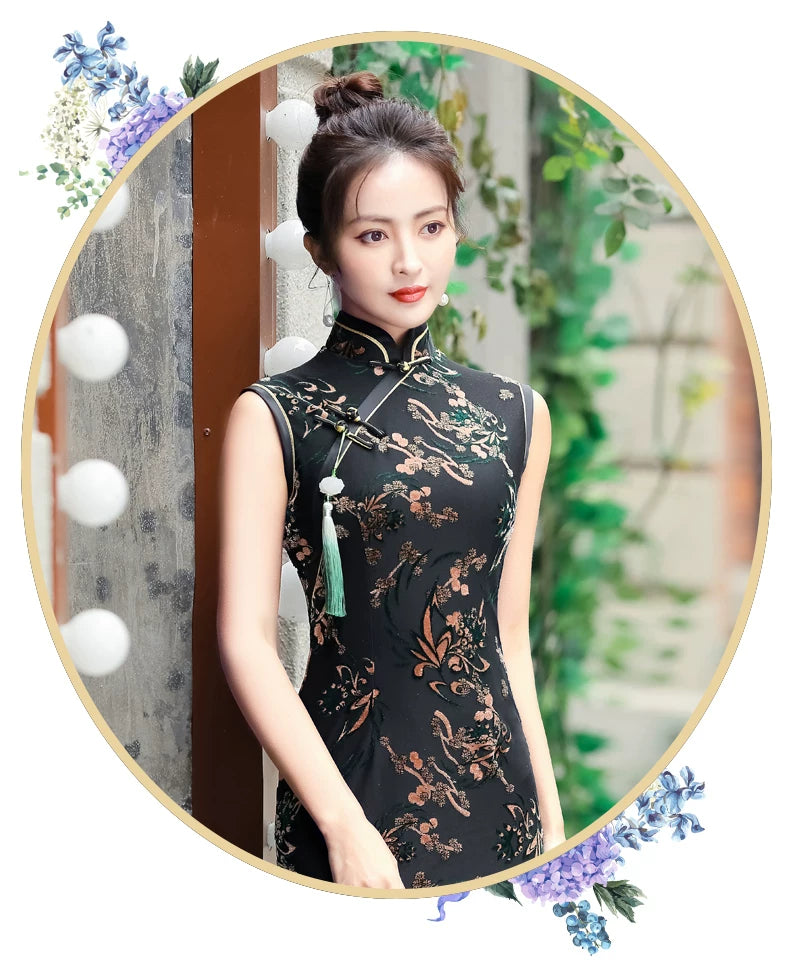 Black sleeveless traditional qipao gown