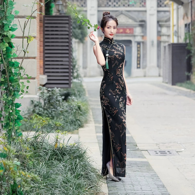 Black sleeveless traditional qipao gown