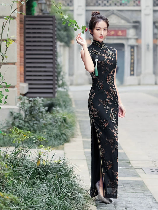 Black sleeveless traditional qipao gown