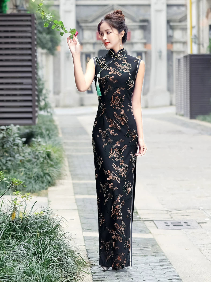 Black sleeveless traditional qipao gown