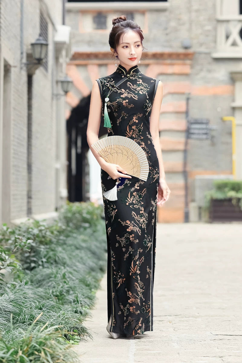 Black sleeveless traditional qipao gown