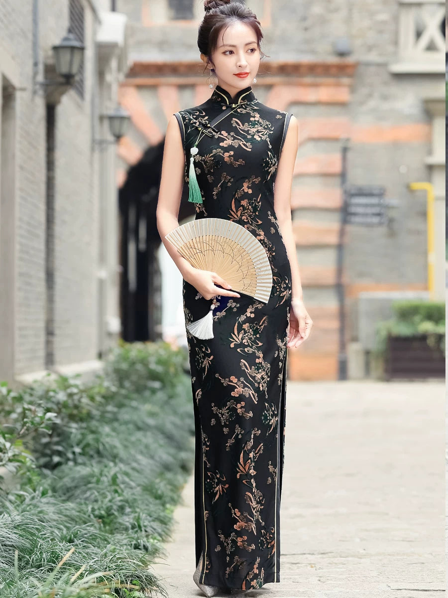 Black sleeveless traditional qipao gown