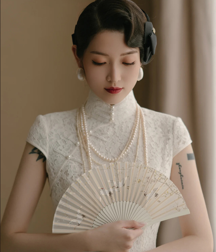 Traditional Chinese Wedding Lace Cheongsam Dress.