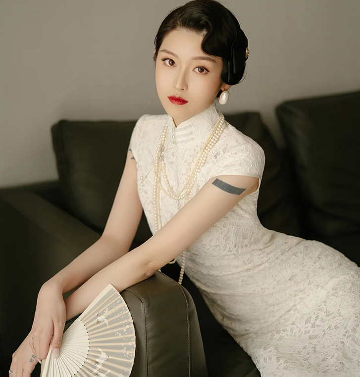Traditional Chinese Wedding Lace Cheongsam Dress.