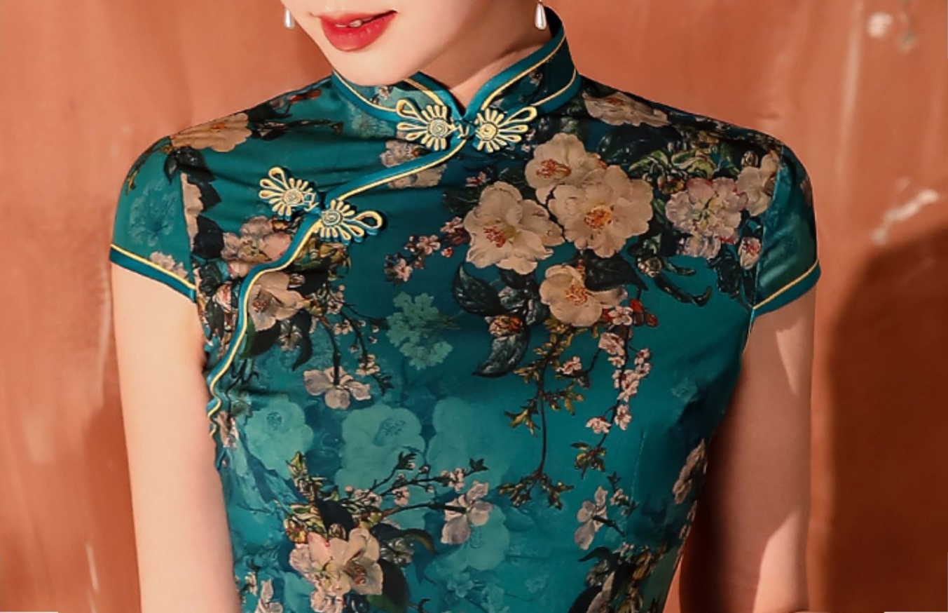 Green knee-length cheongsam dress. Fully lined. Polyester and silk blend.