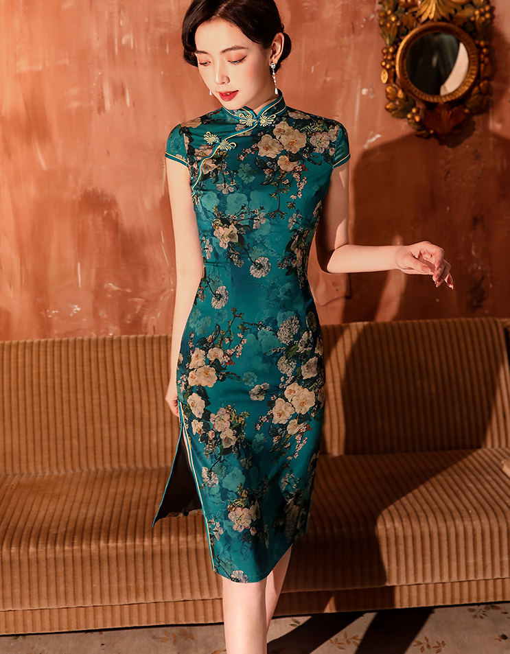 Green knee-length cheongsam dress. Fully lined. Polyester and silk blend.