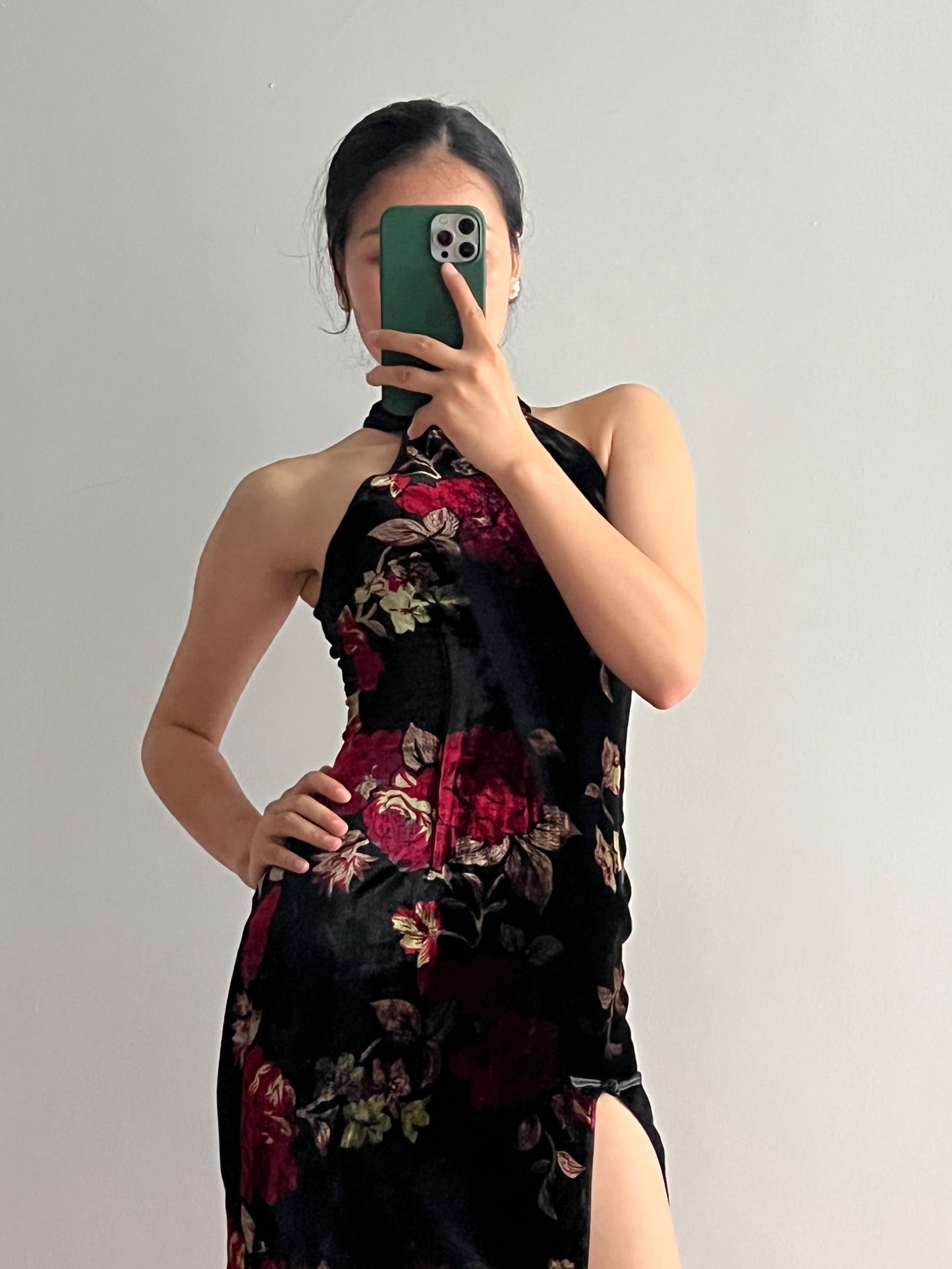 Sexy halter neck silk cheongsam. Off-the-shoulder Chinese dress.