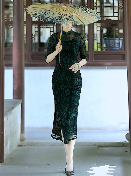 Traditional Chinese lace cheongsam. Modern Cheongsam. Elegant evening dress.