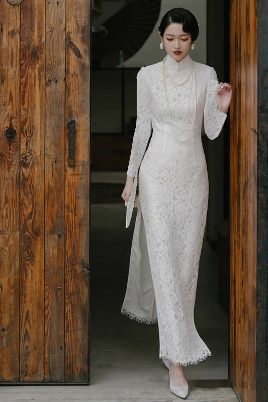 Traditional Chinese Wedding Lace Cheongsam Dress.