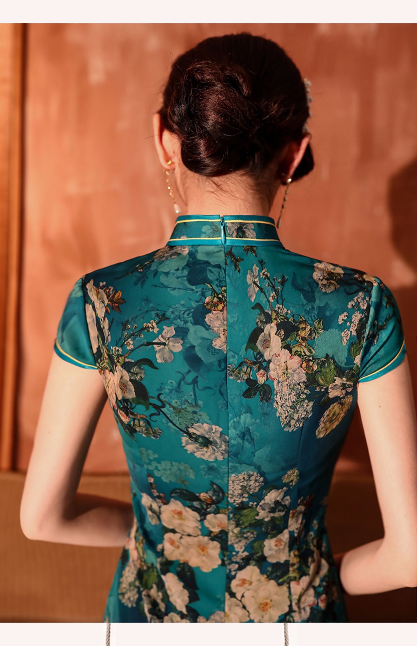 Green knee-length cheongsam dress. Fully lined. Polyester and silk blend.