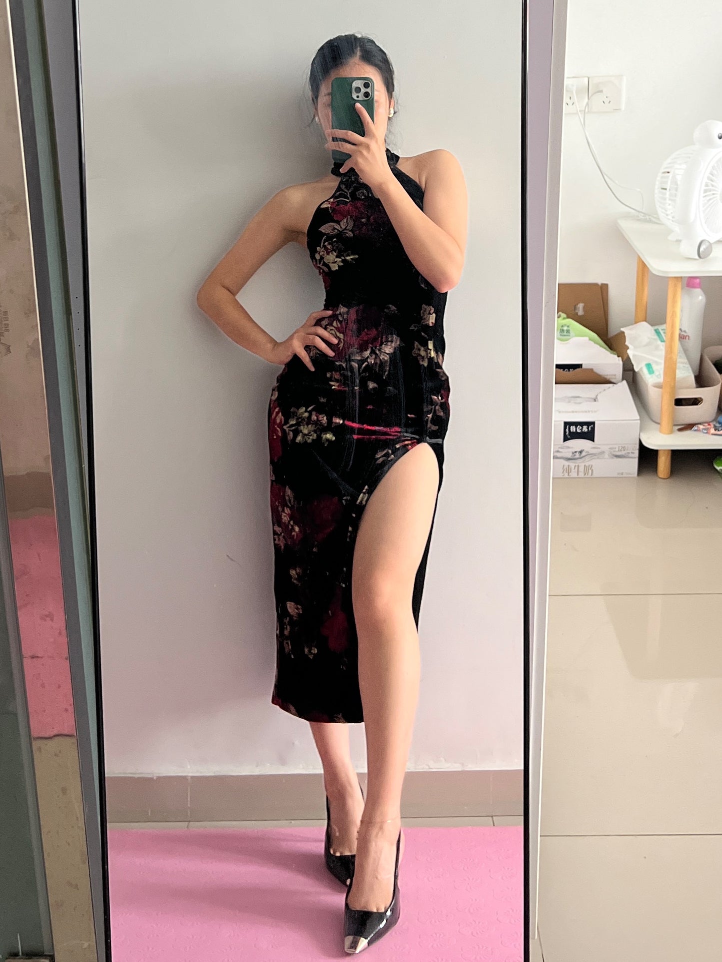 Sexy halter neck silk cheongsam. Off-the-shoulder Chinese dress.