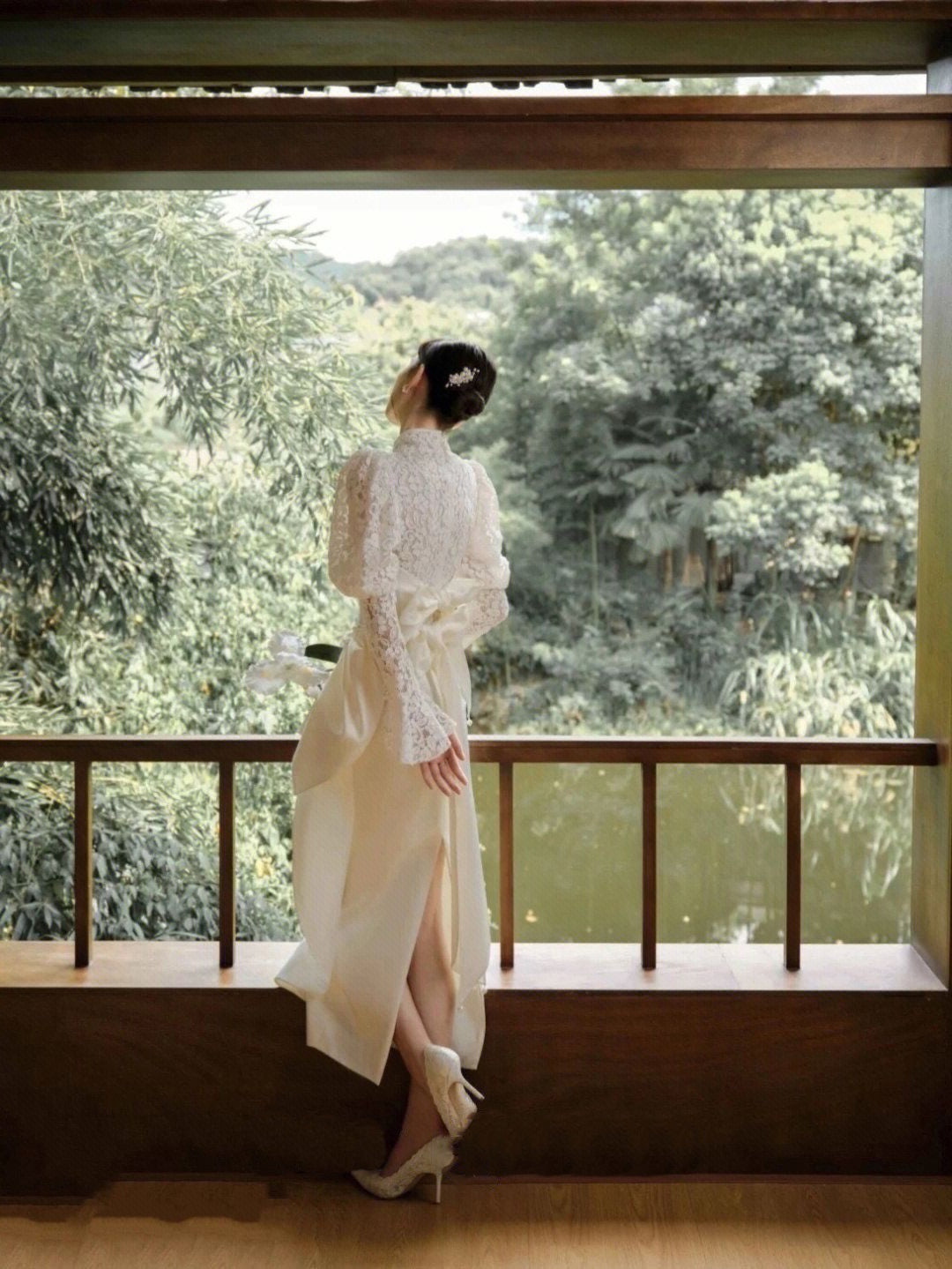 Traditional Chinese white cheongsam wedding dress.