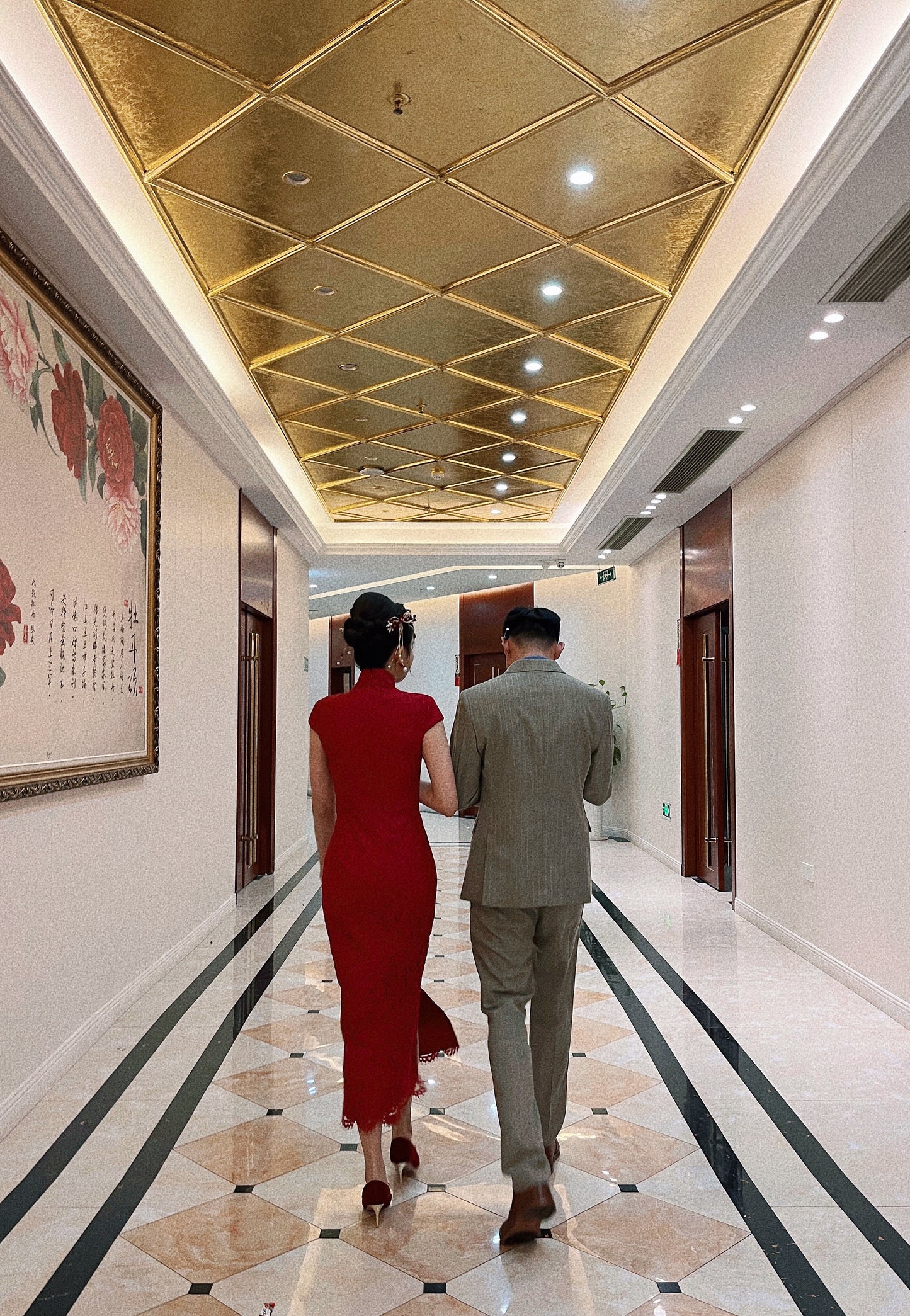 Traditional Chinese Wedding Lace Cheongsam Dress.