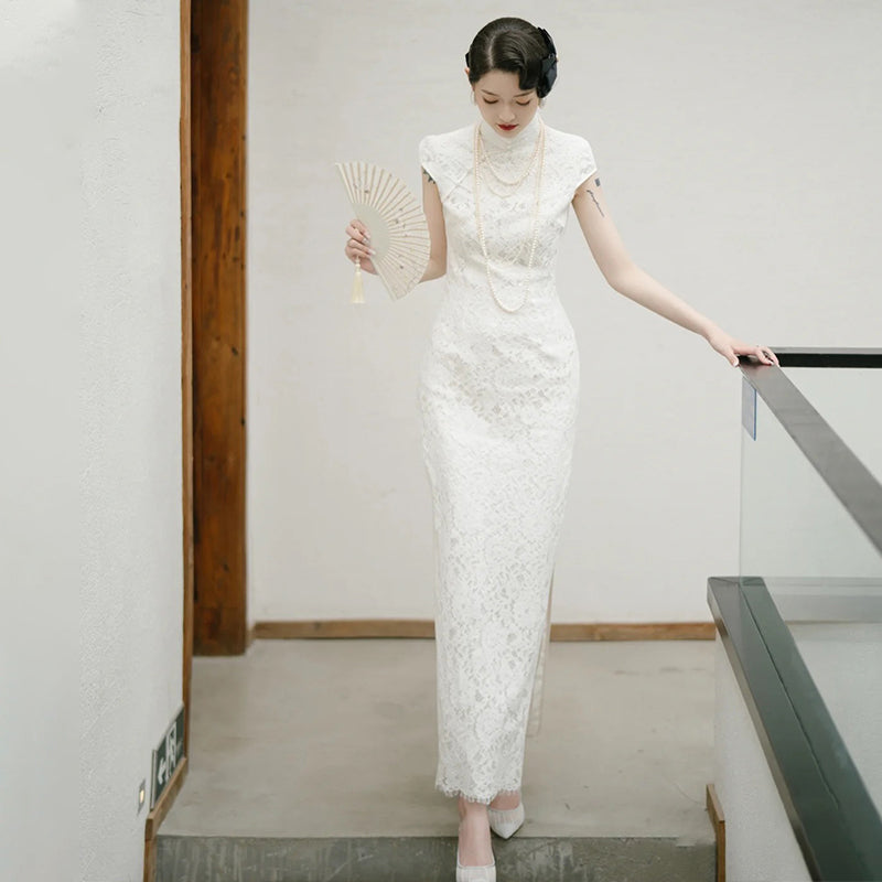 Traditional Chinese Wedding Lace Cheongsam Dress.