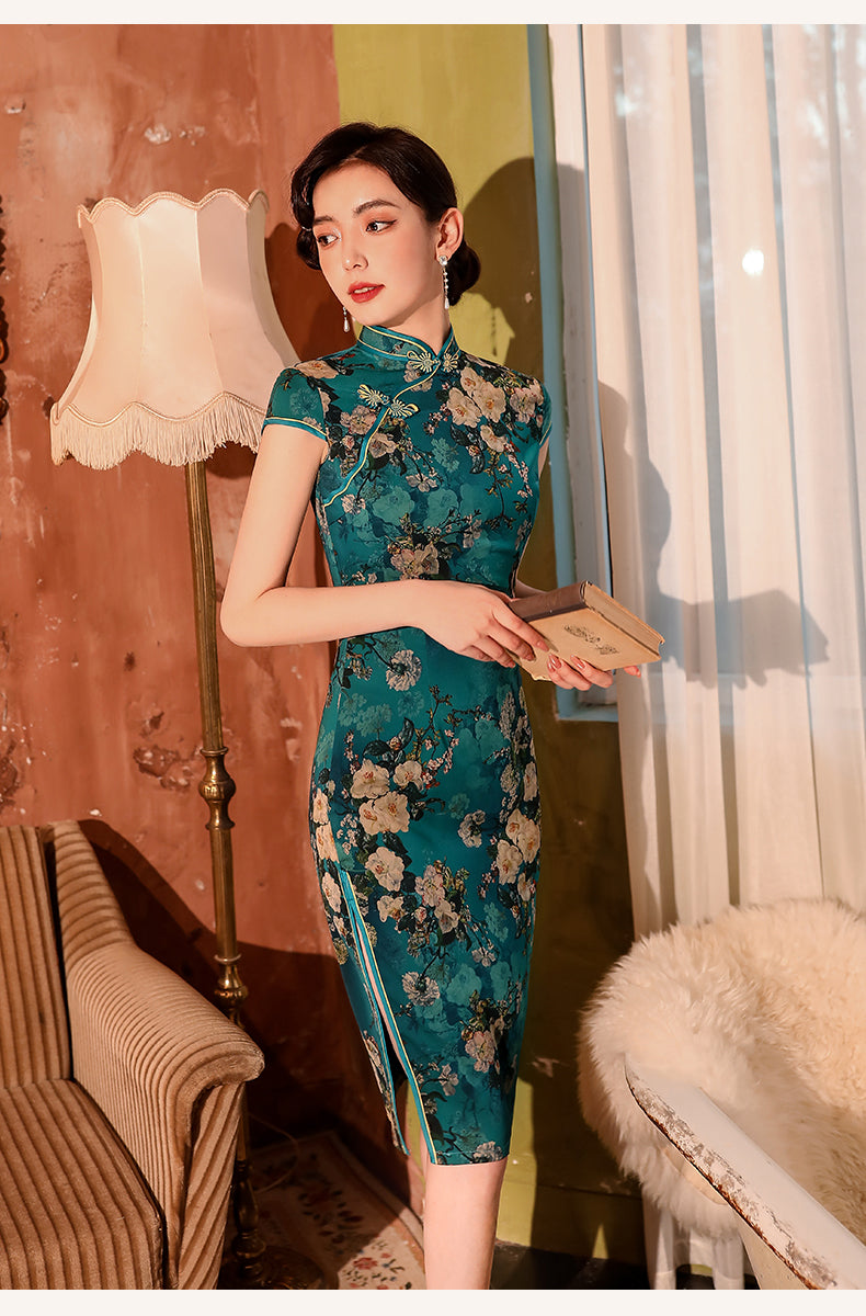 Green knee-length cheongsam dress. Fully lined. Polyester and silk blend.