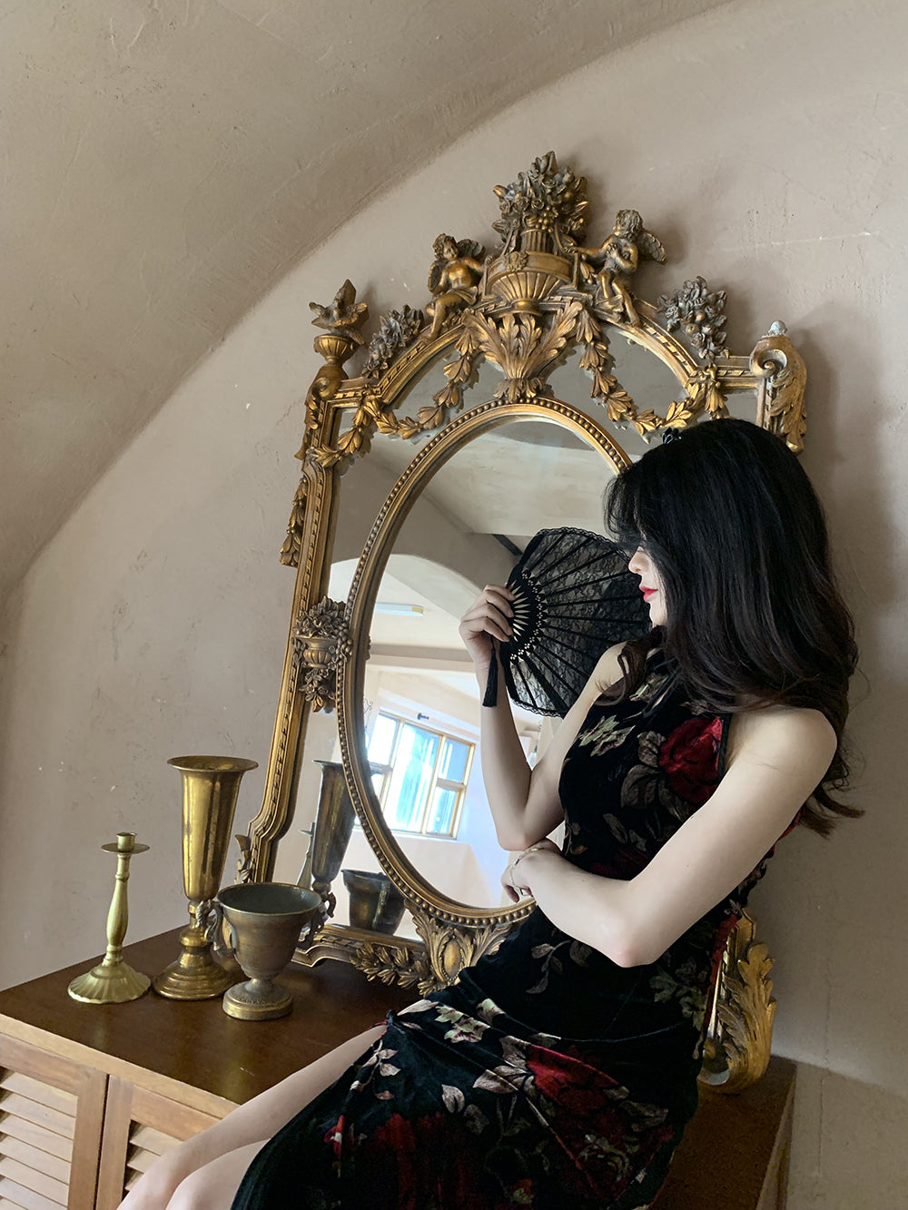Sexy halter neck silk cheongsam. Off-the-shoulder Chinese dress.
