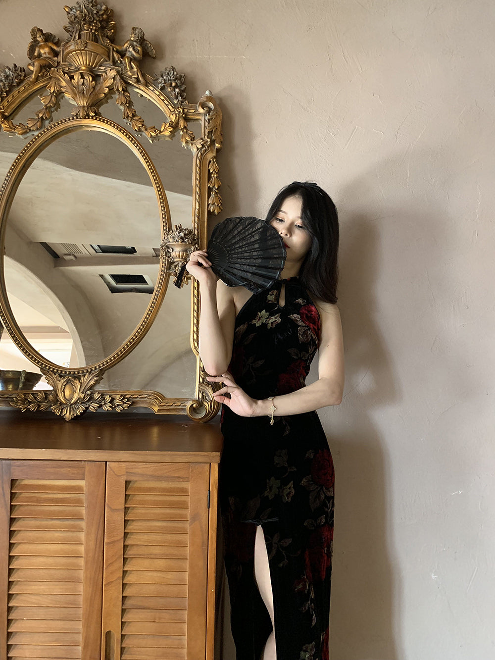 Sexy halter neck silk cheongsam. Off-the-shoulder Chinese dress.