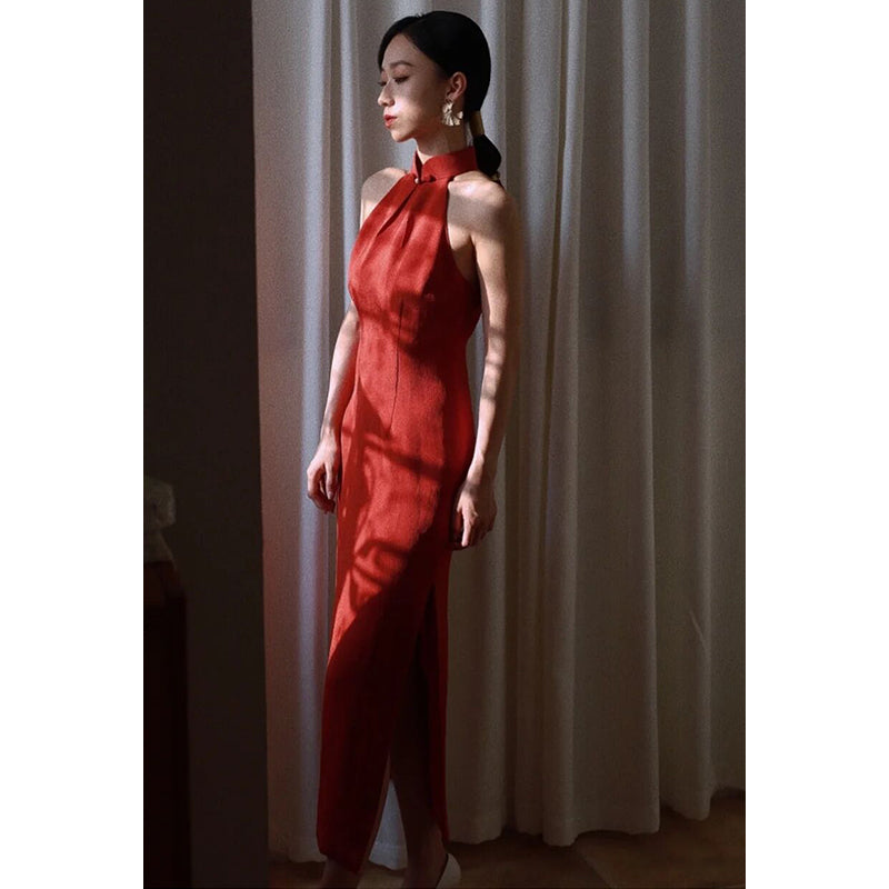 Traditional Chinese wedding dress. Off-the-shoulder modern cheongsam.