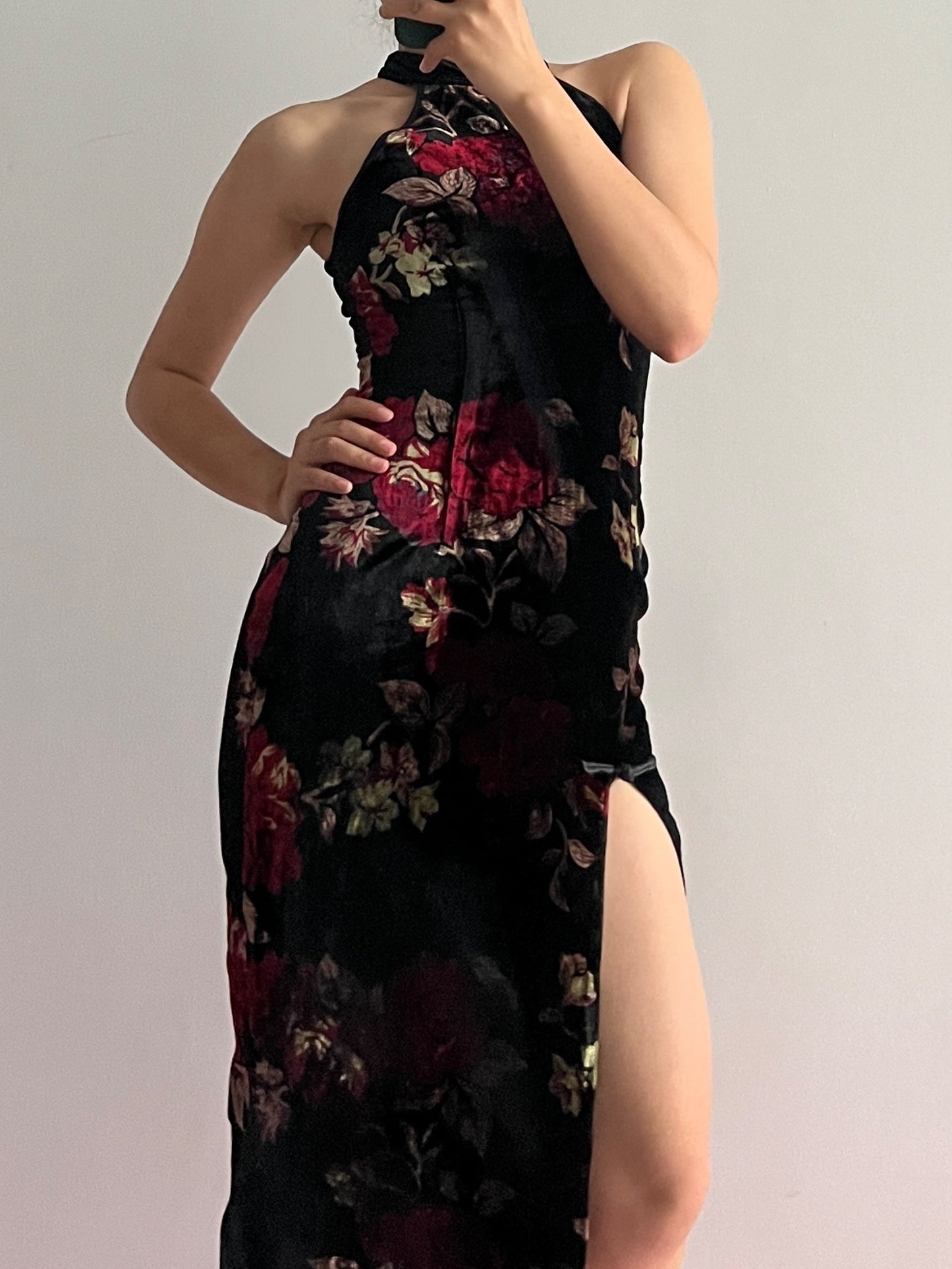 Sexy halter neck silk cheongsam. Off-the-shoulder Chinese dress.