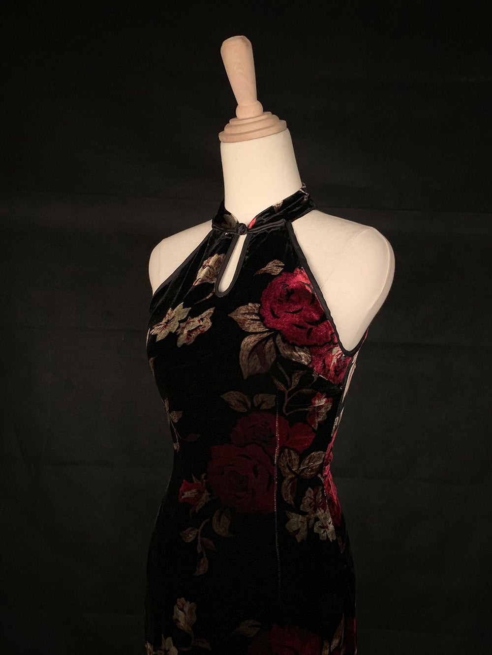 Sexy halter neck silk cheongsam. Off-the-shoulder Chinese dress.