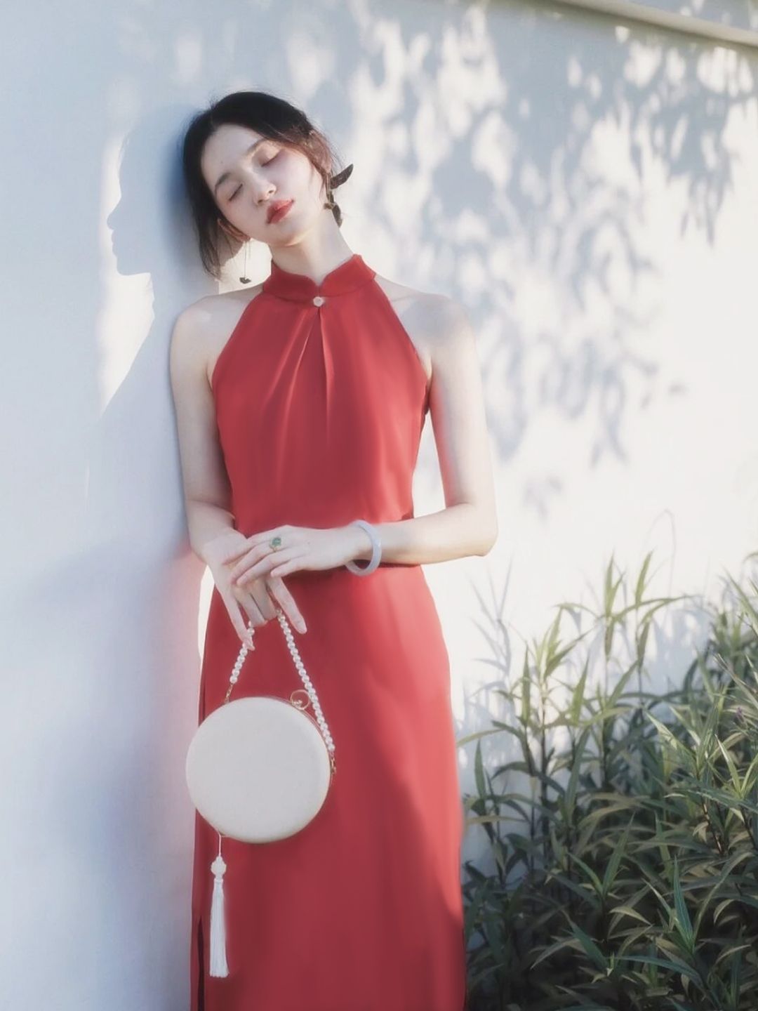Traditional Chinese wedding dress. Off-the-shoulder modern cheongsam.