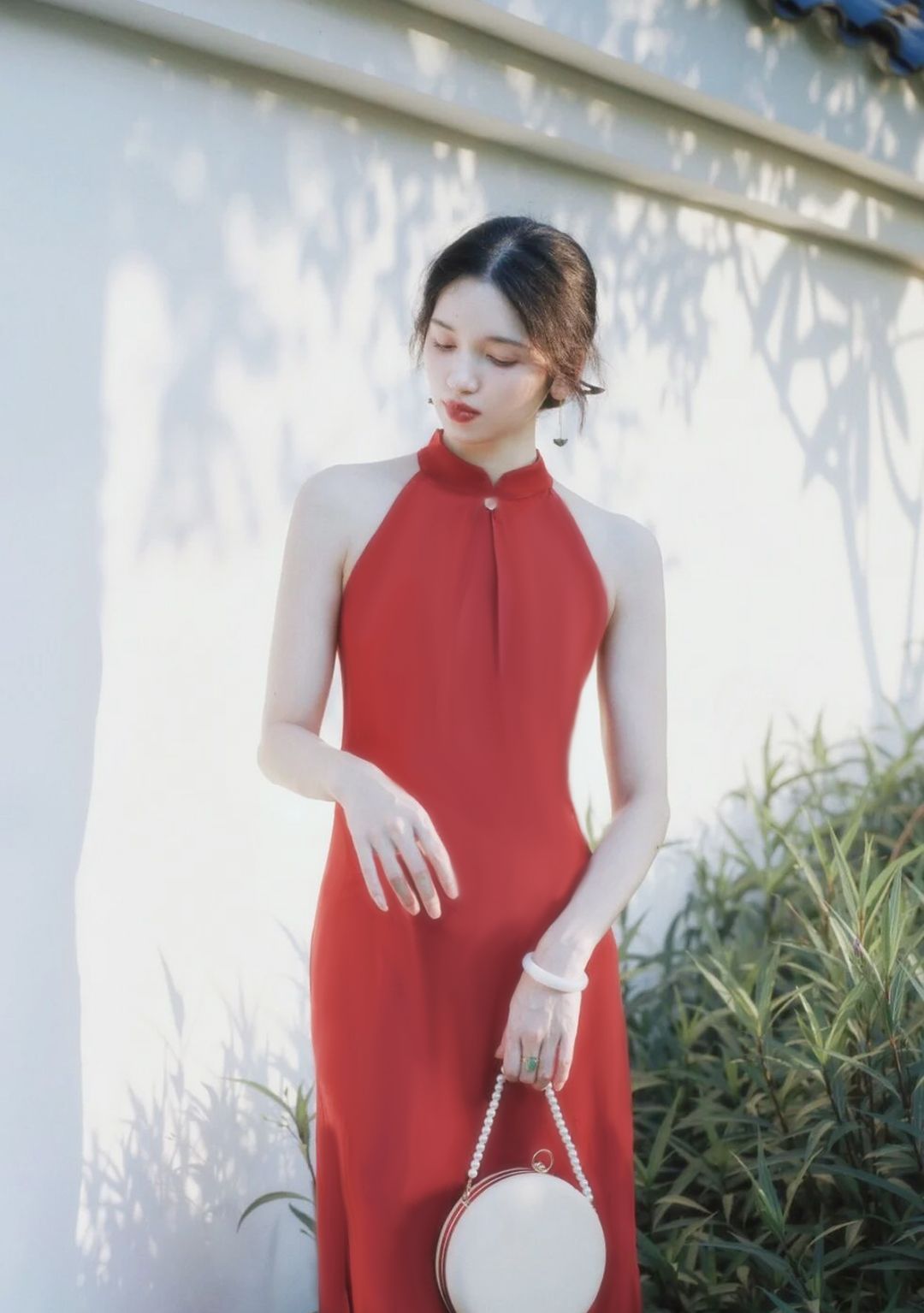 Traditional Chinese wedding dress. Off-the-shoulder modern cheongsam.