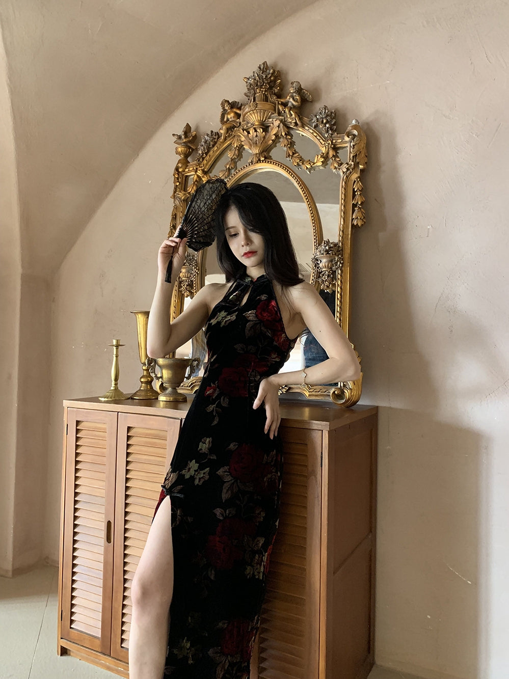 Sexy halter neck silk cheongsam. Off-the-shoulder Chinese dress.